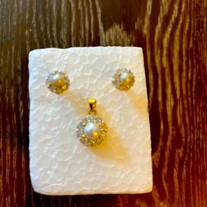 Pendent and earrings set